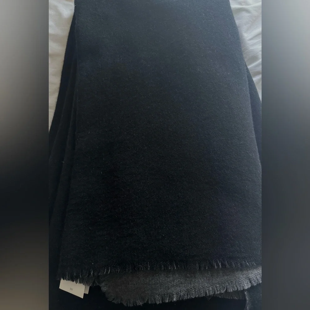 RH 100%CASHMERE Elegant TWO-SIDED Throw/Blanket Black & Gray, size 80“x96“, NWT